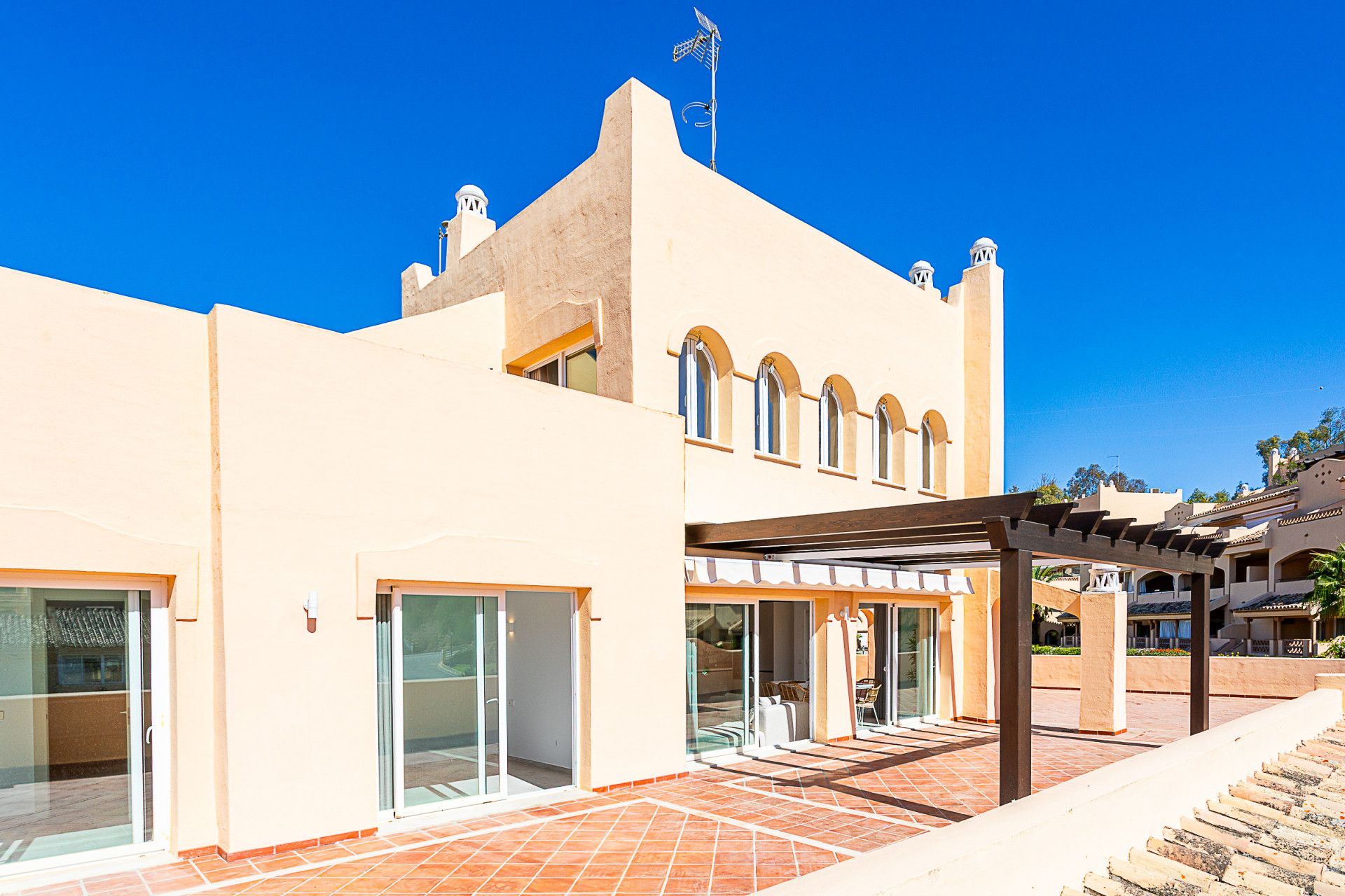 Vista exterior de Àtic en venda en Marbella amb Aire condicionat, Terrassa i Piscina
