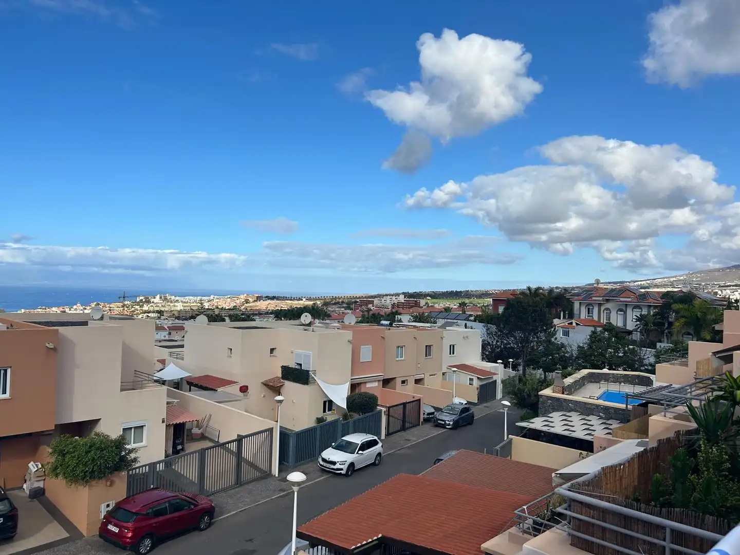 Vista exterior de Casa adosada en venda en Adeje amb Aire condicionat, Terrassa i Moblat