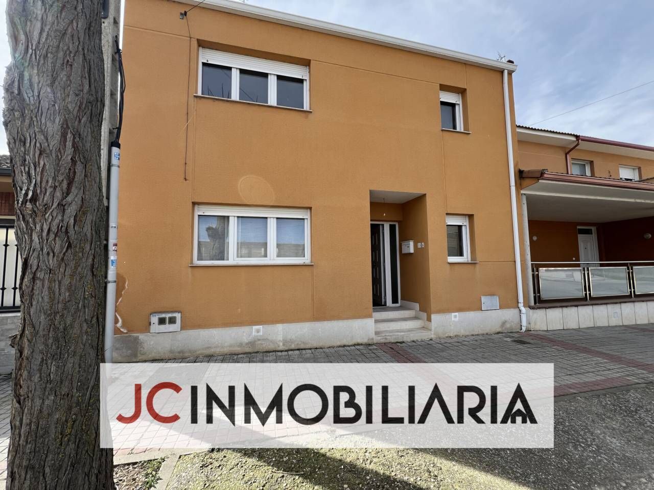 Vista exterior de Casa o chalet en venta en Cabezón de Pisuerga con Aire acondicionado, Calefacción y Jardín privado