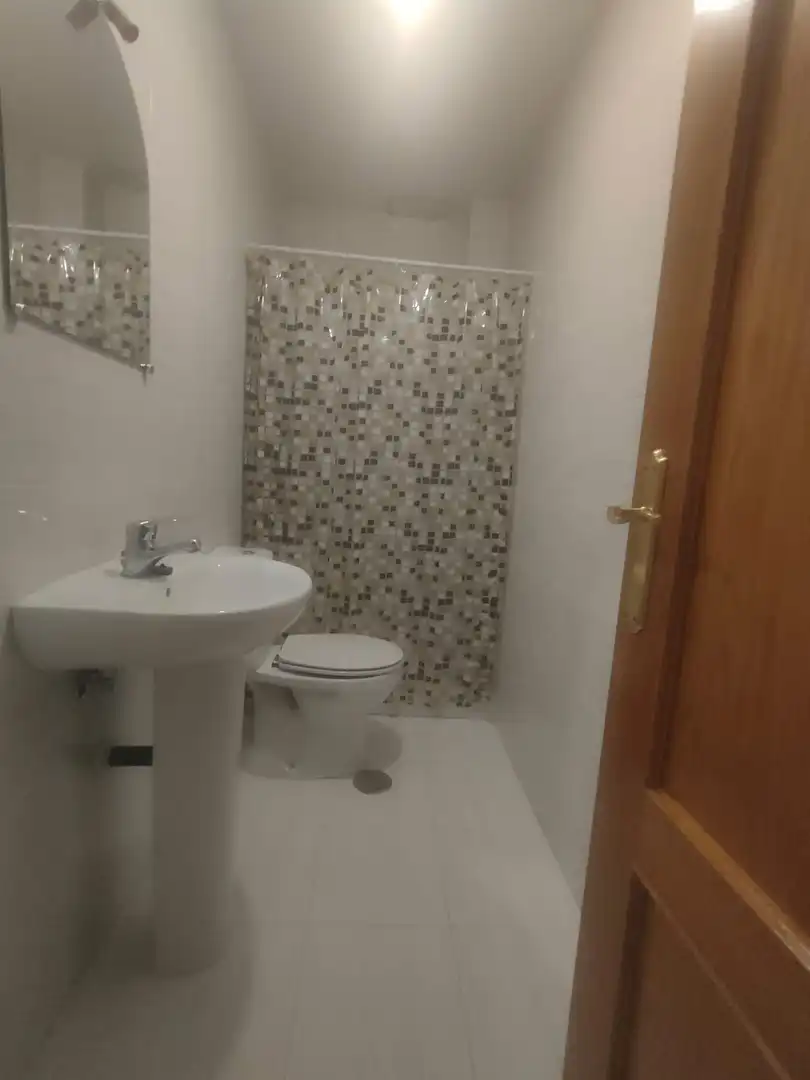 Bany de Pis en venda en Monfarracinos amb Piscina i Balcó