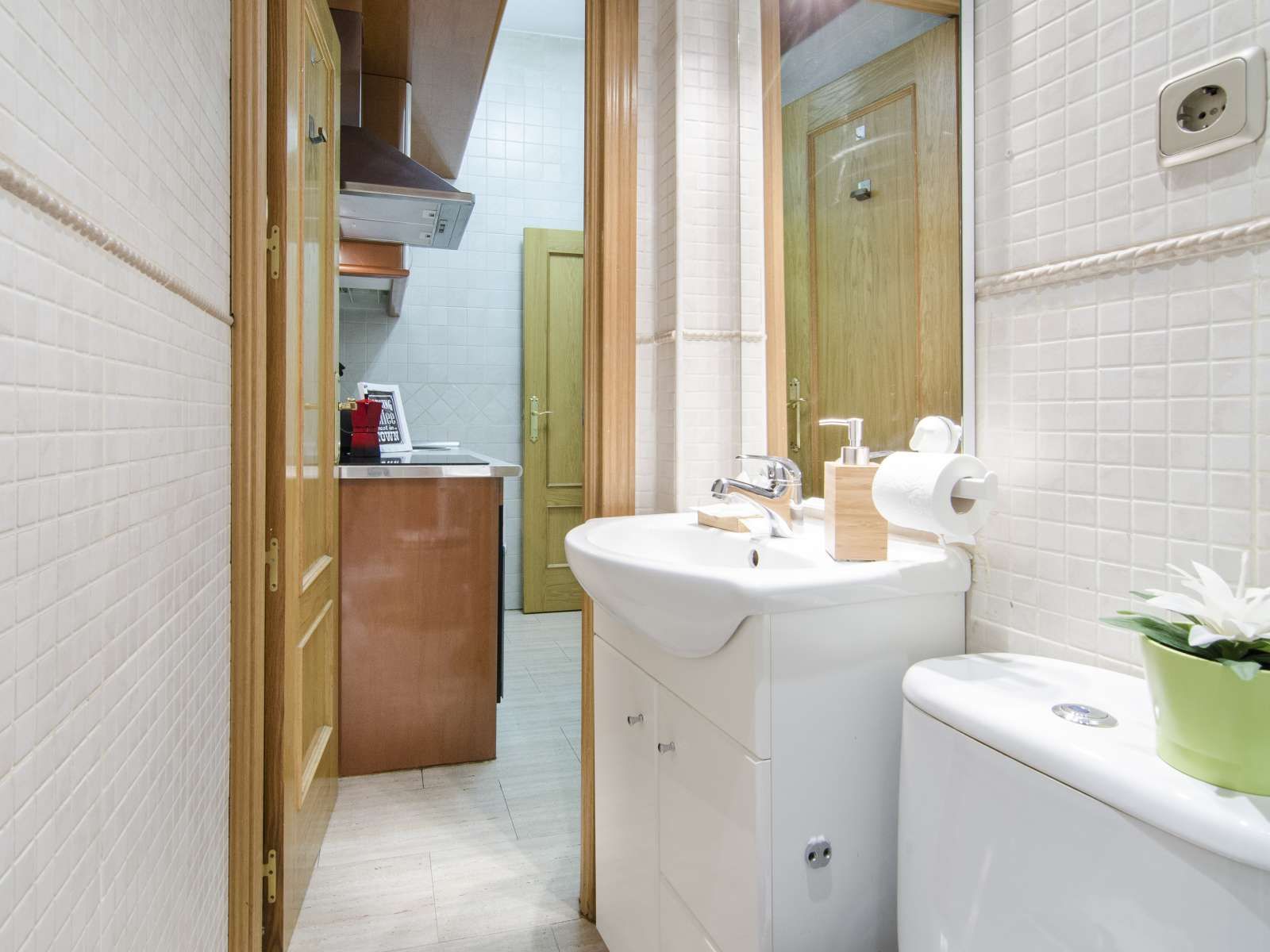 Bathroom of Study to share in  Madrid Capital  with Air Conditioner, Heating and Terrace