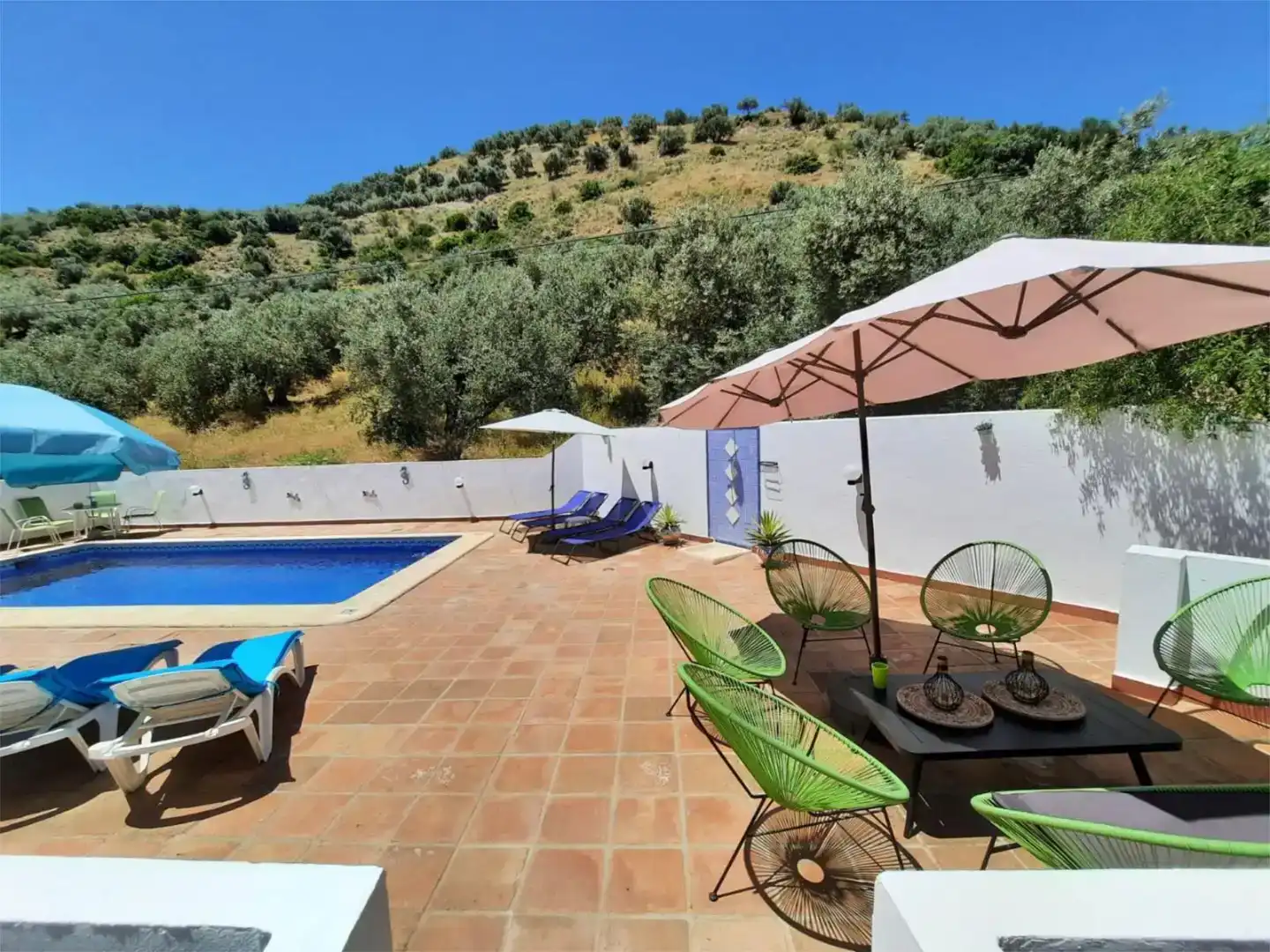 Terrassa de Finca rústica en venda en Iznájar amb Aire condicionat, Piscina i Balcó