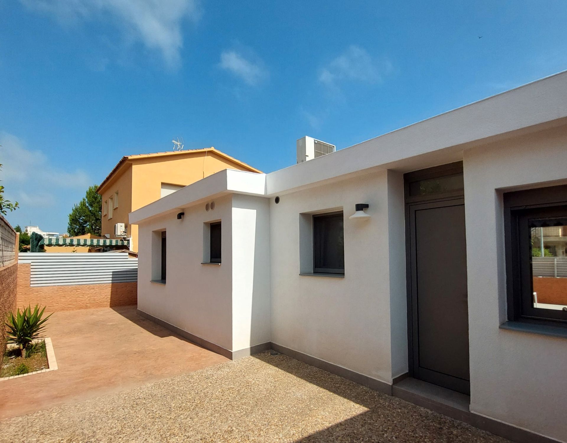 Vista exterior de Casa o xalet en venda en Calafell amb Aire condicionat, Calefacció i Jardí privat