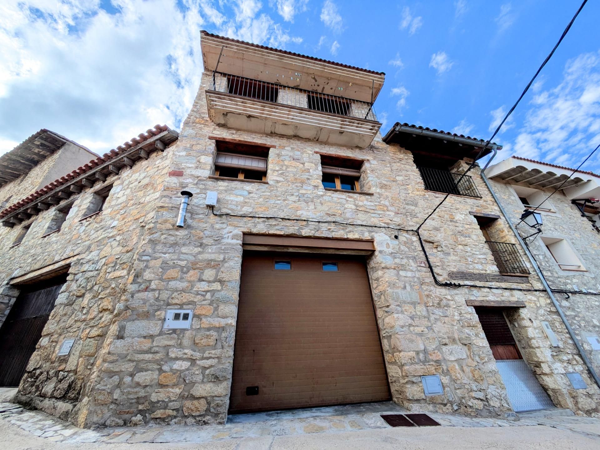 Vista exterior de Casa o xalet en venda en La Pobla de Benifassà amb Calefacció i Jardí privat