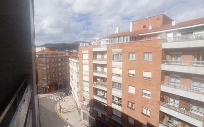 Vista exterior de Pis en venda en Oviedo  amb Balcó