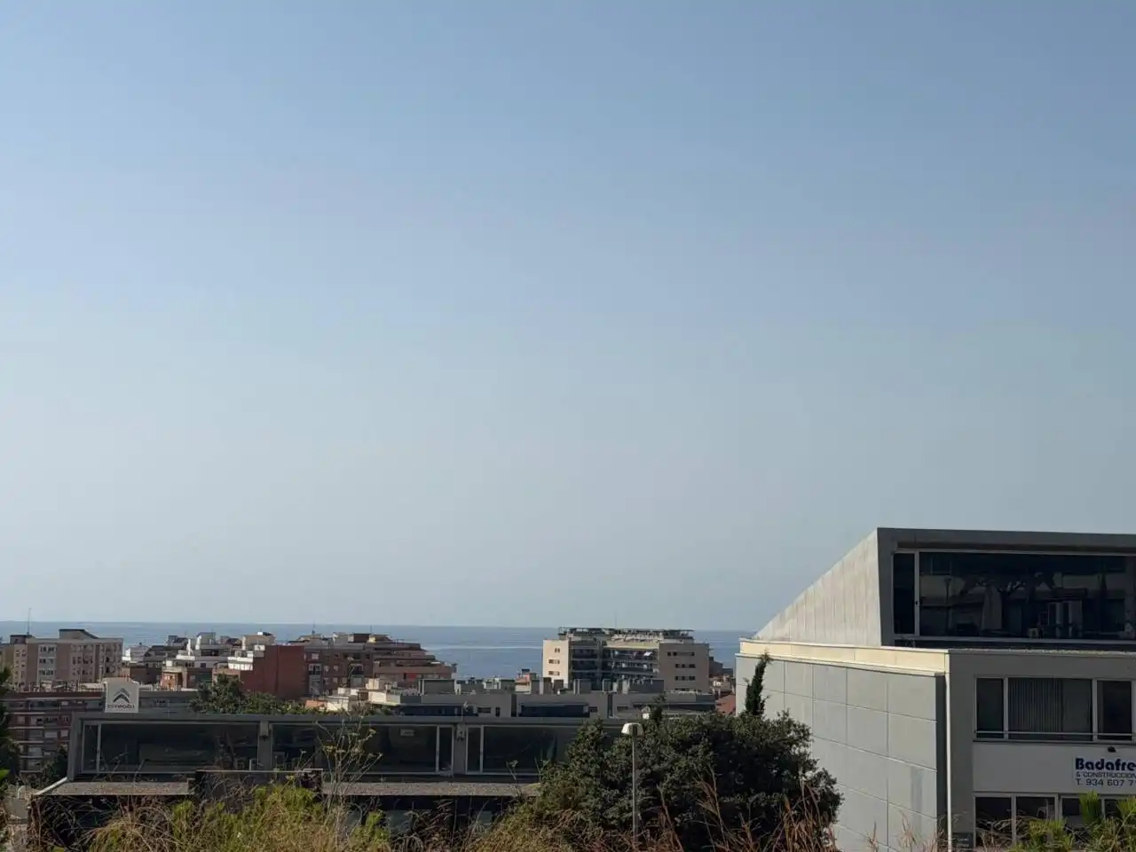 Außenansicht von Büro zur Miete in Badalona mit Klimaanlage, Heizung und Alarm