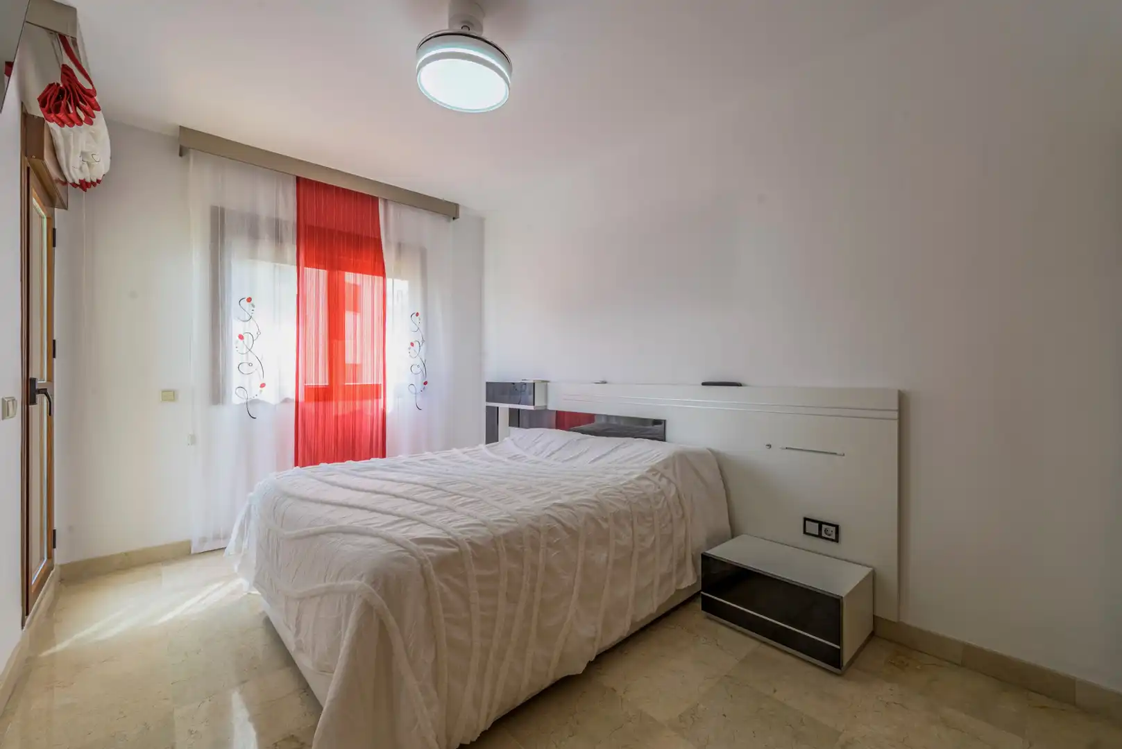 Dormitori de Apartament en venda en Mijas amb Aire condicionat, Terrassa i Piscina