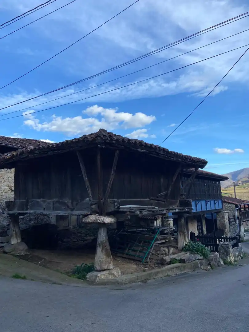 Außenansicht von Einfamilien-Reihenhaus zum Verkauf in Quirós