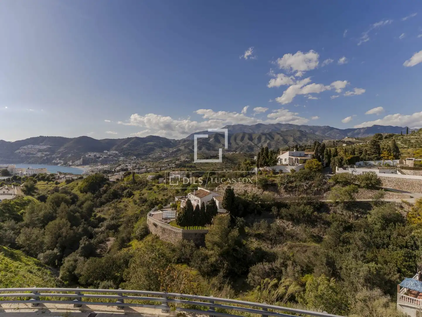 Vista exterior de Casa o xalet en venda en Almuñécar amb Aire condicionat, Terrassa i Piscina