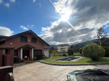 Semi-detached house with pool for sale in Barrio el Puente