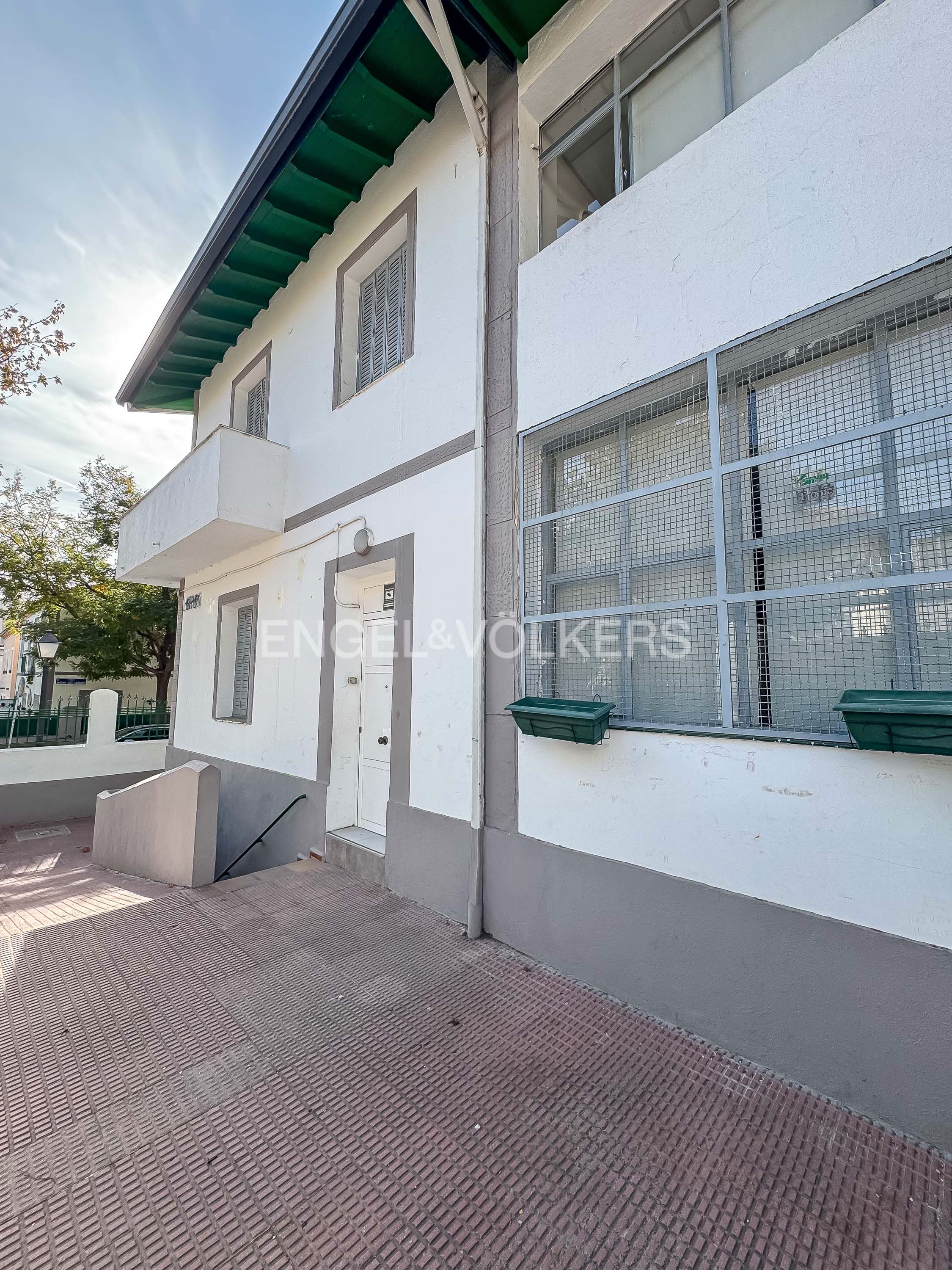 Vista exterior de Casa o xalet en venda en  Madrid Capital amb Calefacció i Jardí privat