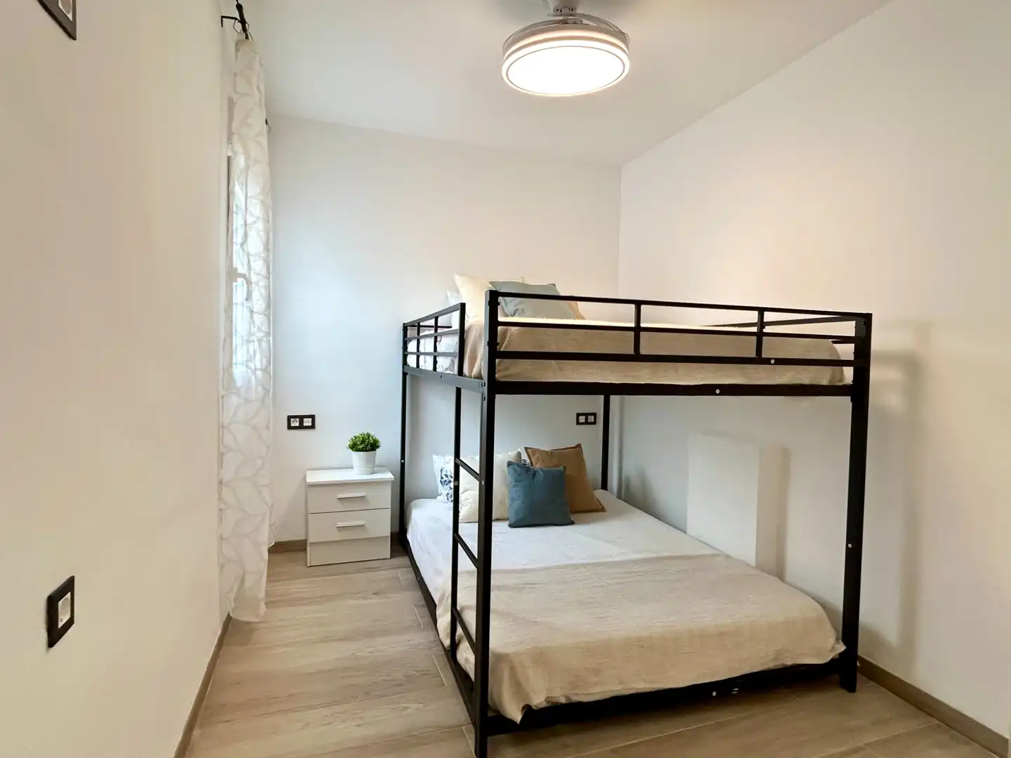 Habitación de Piso de alquiler en Torrenueva Costa con Aire acondicionado, Amueblado y Horno