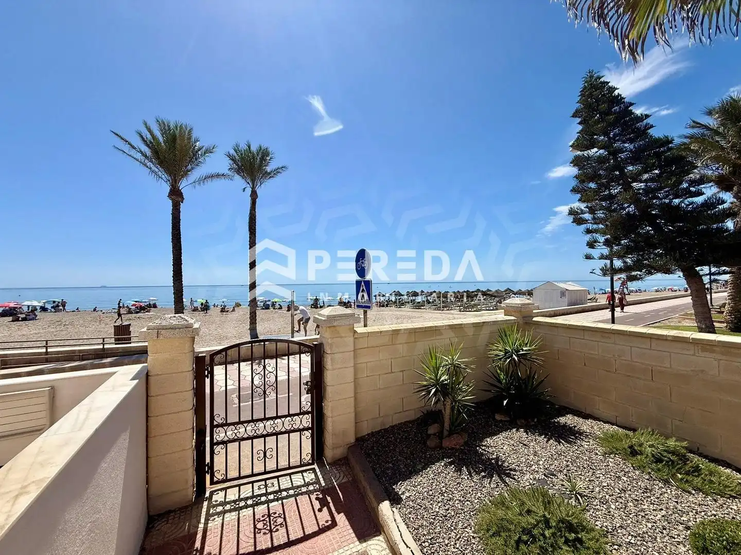 Vista exterior de Estudi en venda en Roquetas de Mar amb Jardí privat i Piscina comunitària