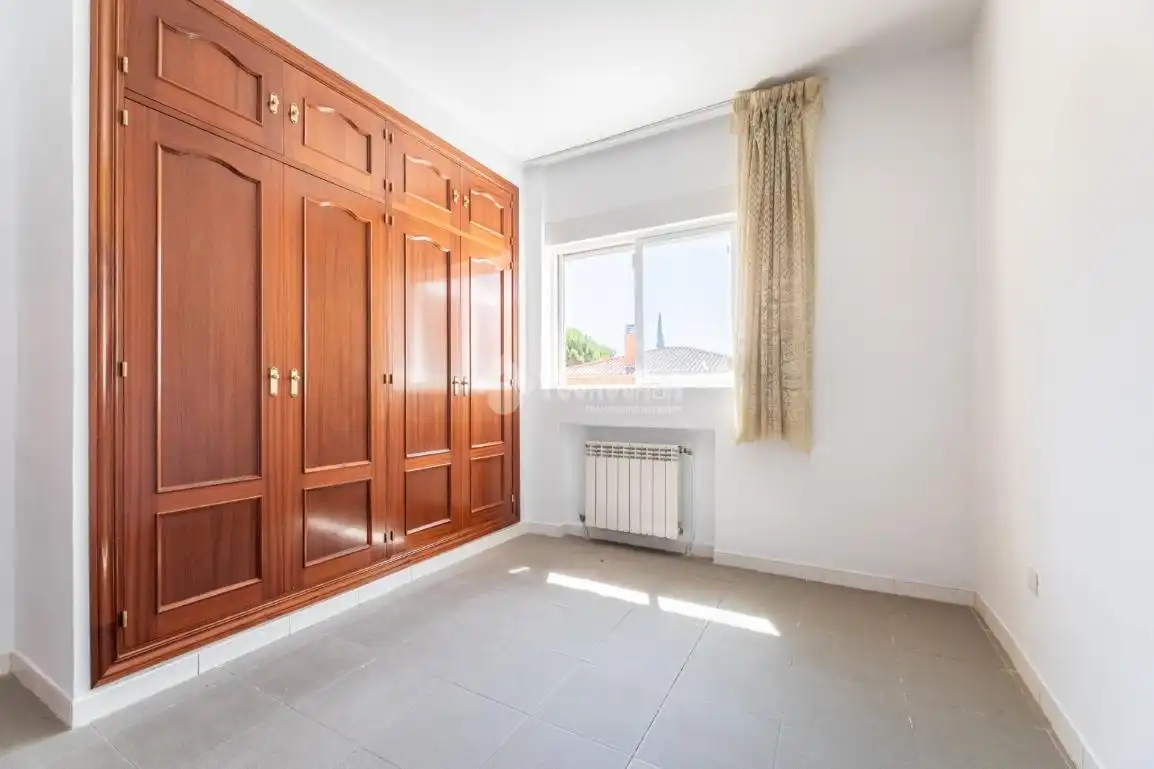 Dormitori de Casa o xalet en venda en Hoyo de Manzanares amb Calefacció i Jardí privat