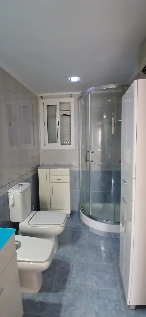 Baño de Piso de alquiler en Sevilla con Aire acondicionado, Amueblado y Lavadora
