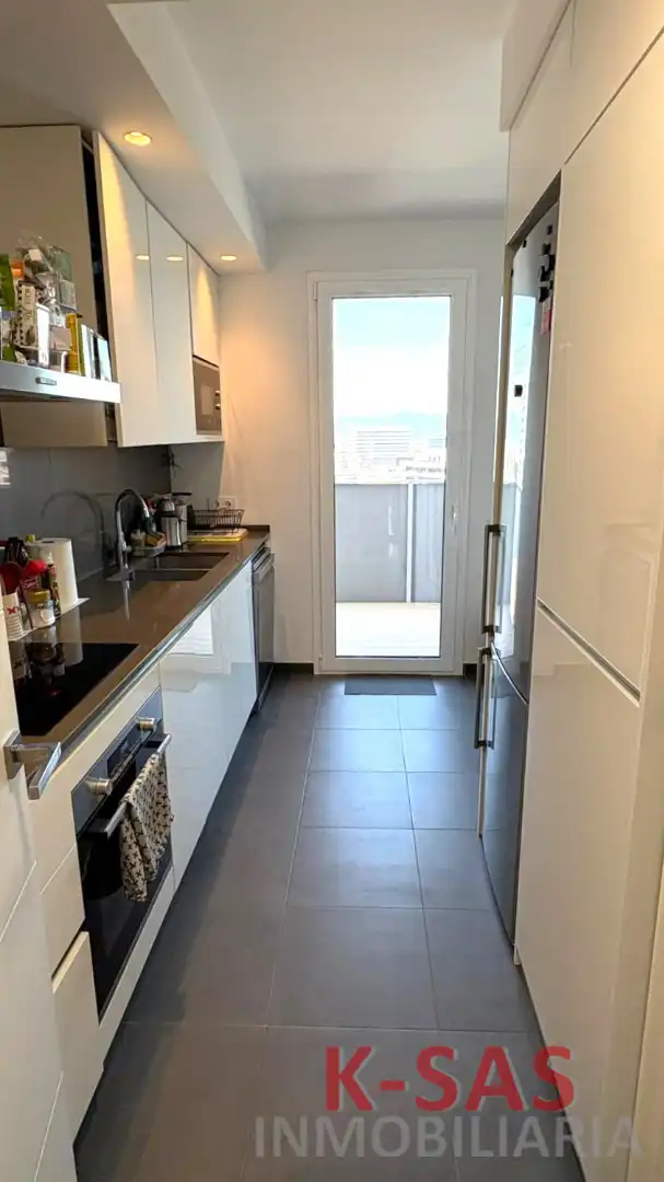 Cuina de Pis en venda en L'Hospitalet de Llobregat amb Aire condicionat, Parquet i Terrassa