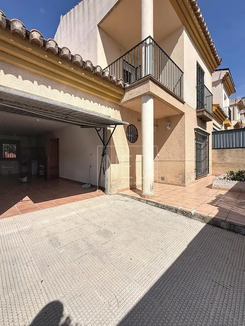 Semi-detached house with garden for sale in Avenida ALFAGUARA
