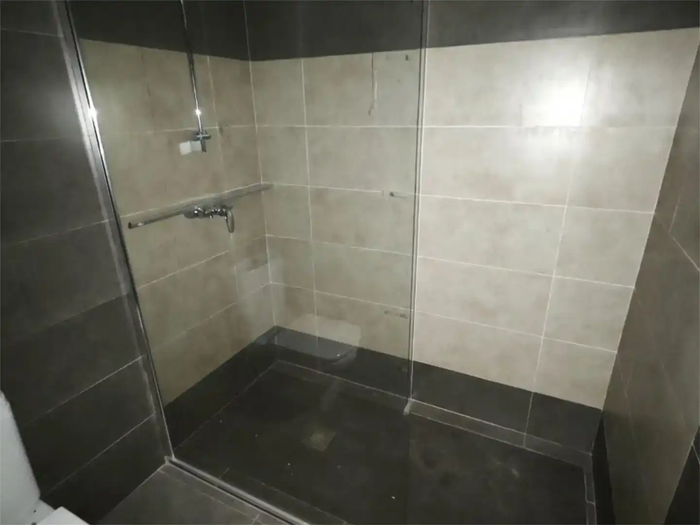 Badezimmer von Geschaftsraum zur Miete in Sabadell mit Parkett und Möbliert