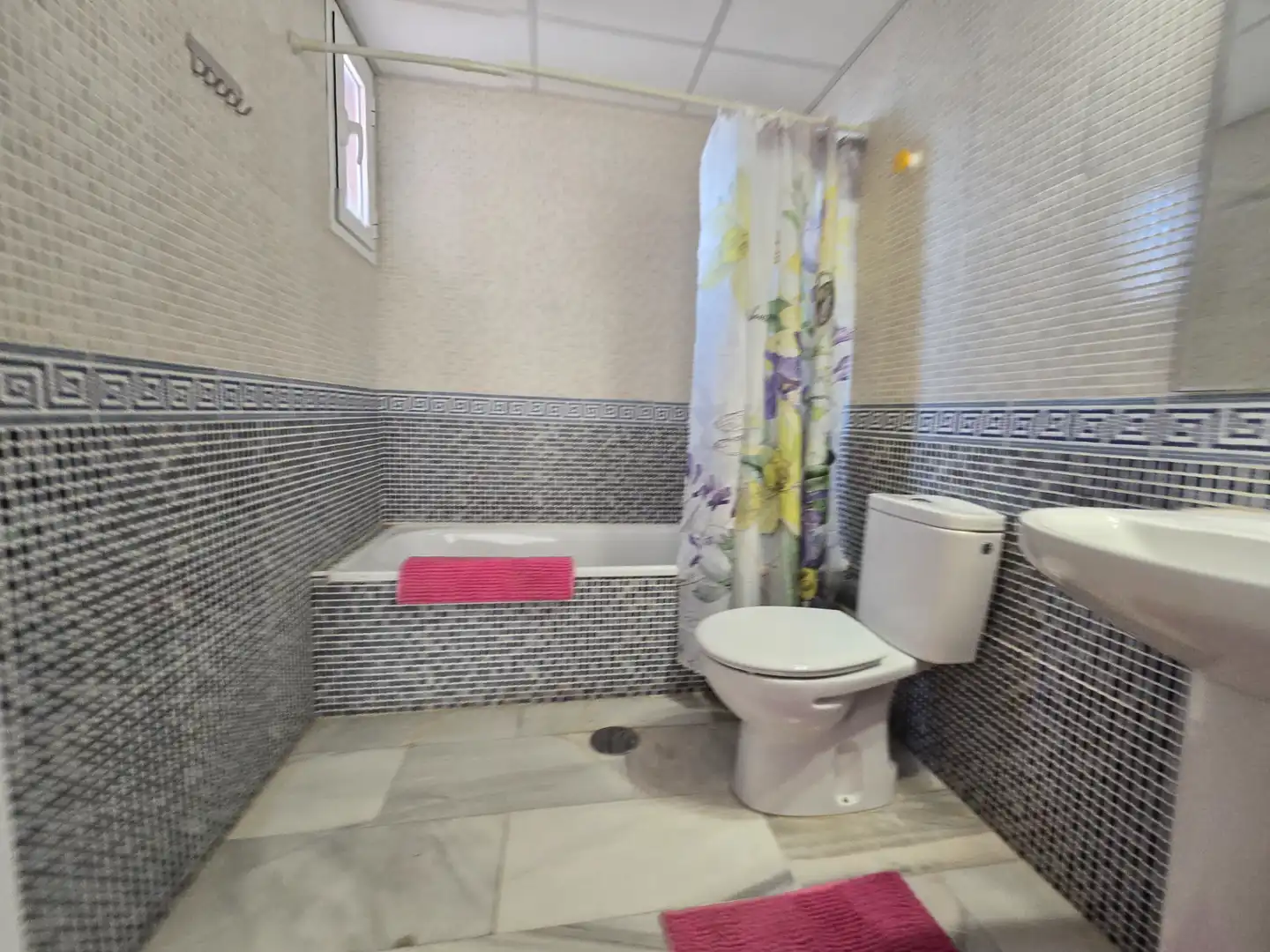 Badezimmer von Dachboden zum Verkauf in Mijas mit Klimaanlage, Heizung und Terrasse