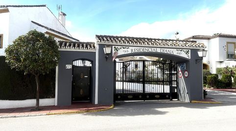 Esta preciosa casa pareada en esquina ubicada en el reconocido Residencial Diana, en Estepona, destaca por su amplitud, luz y como, imatge 3