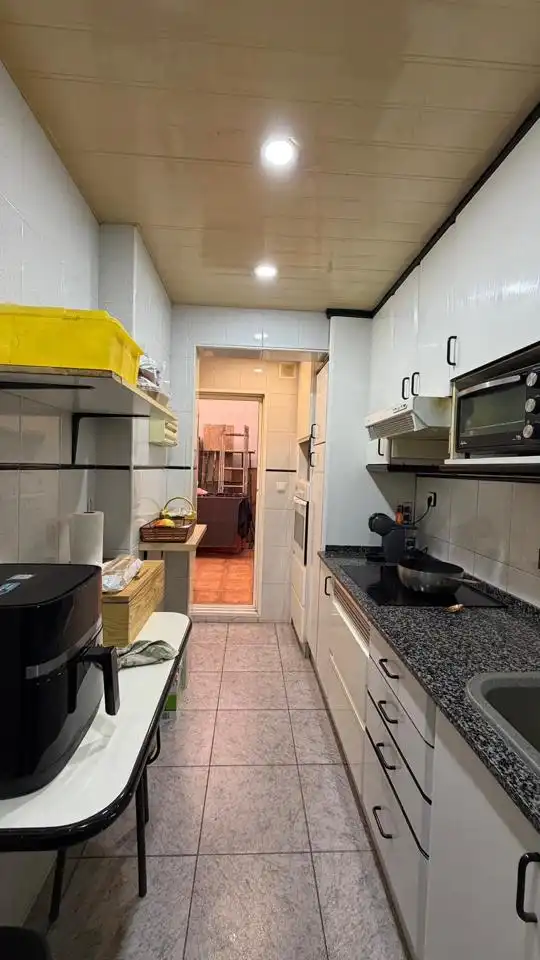 Cuina de Planta baixa en venda en Cornellà de Llobregat amb Aire condicionat