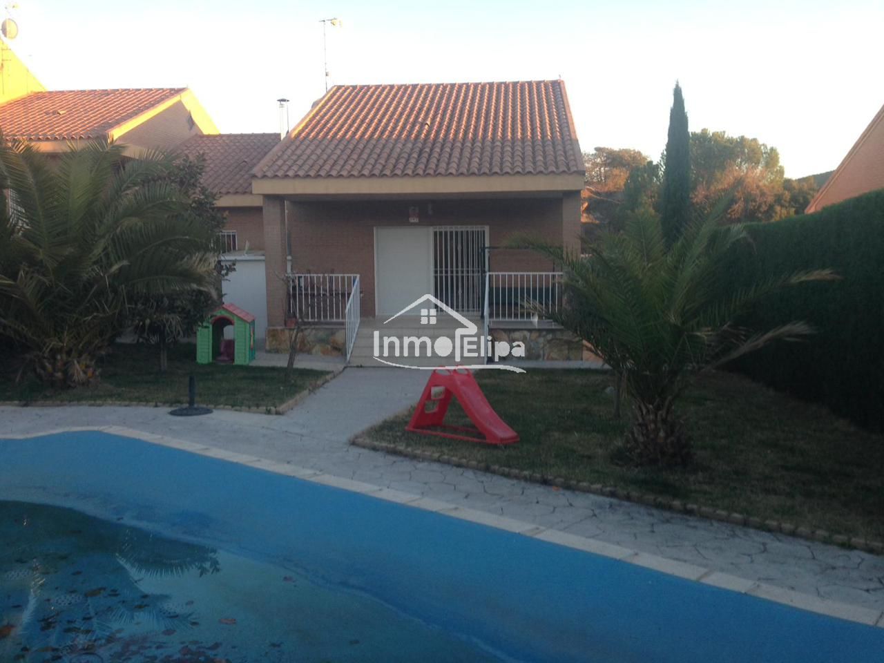 Piscina de Casa o xalet en venda en San Martín de Valdeiglesias amb Calefacció, Jardí privat i Piscina