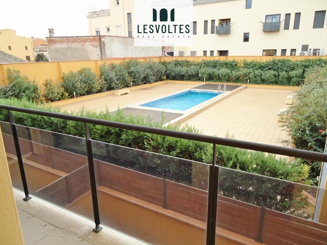 Piscina de Pis en venda en La Bisbal d'Empordà amb Calefacció, Terrassa i Moblat