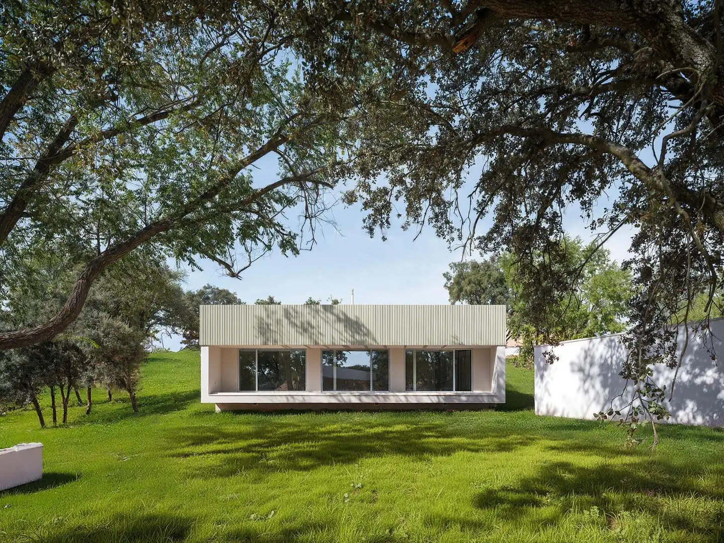 Vista exterior de Casa o xalet en venda en Boadilla del Monte amb Calefacció, Jardí privat i Piscina