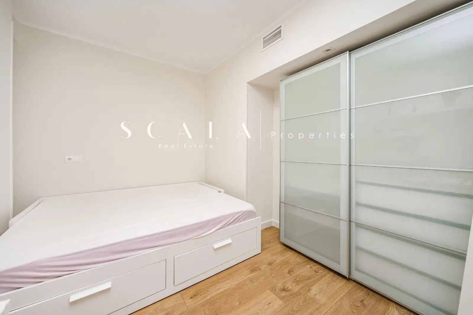 Bedroom of Flat for sale in Madrid  with Air Conditioner, Heating and Terrace