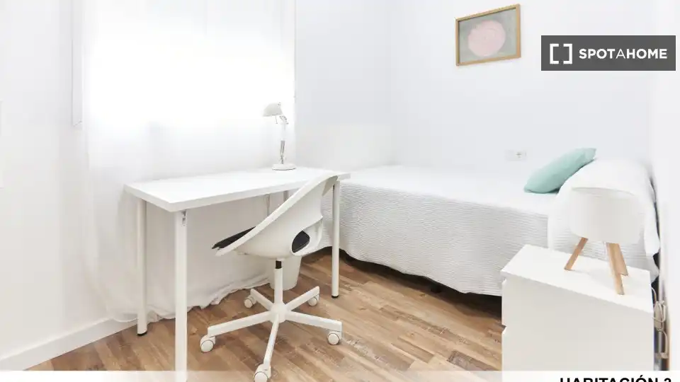 Bedroom of Flat for share in Sevilla  with Air Conditioner, Heating and Furnished