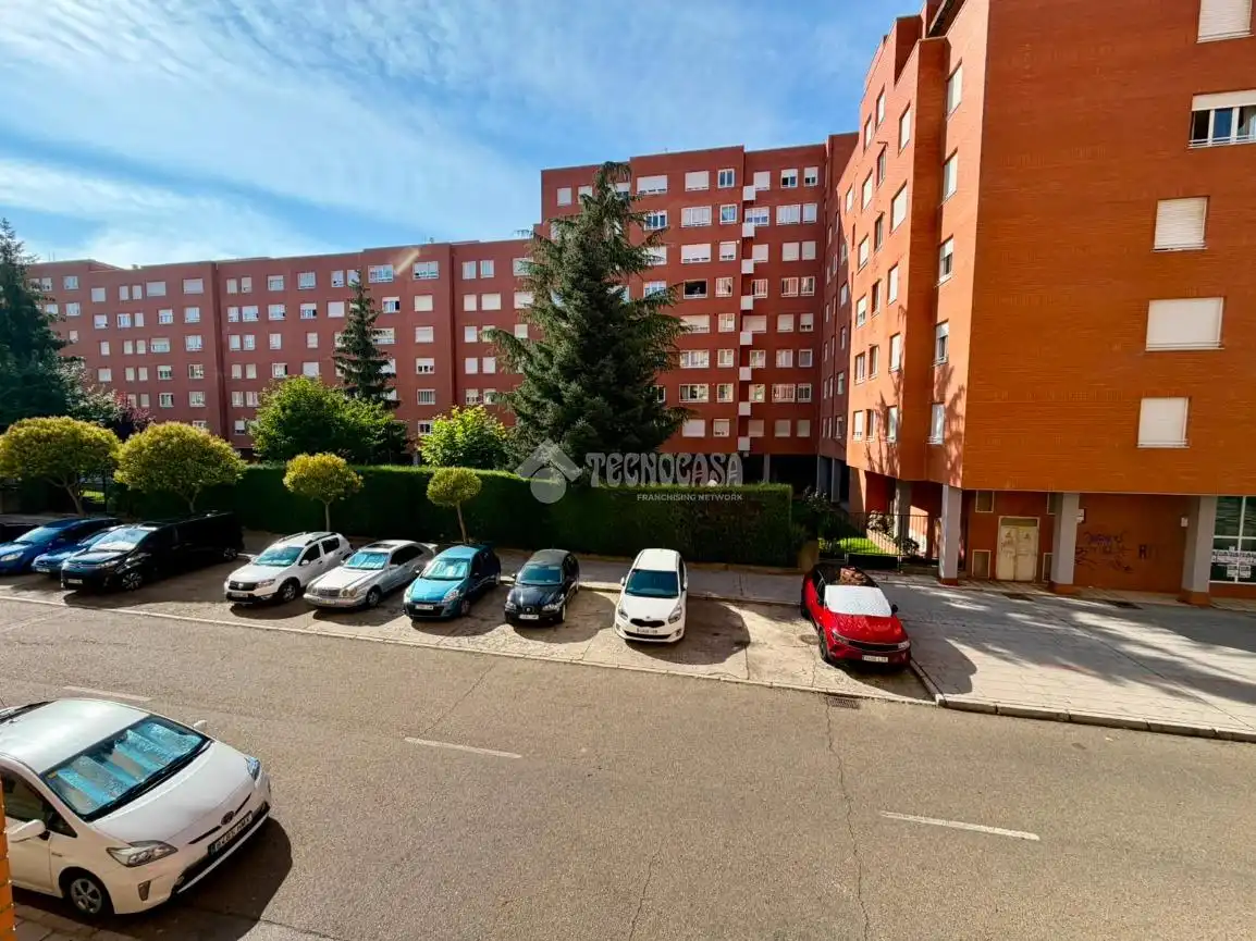 Vista exterior de Piso en venta en León Capital  con Calefacción, Parquet y Trastero