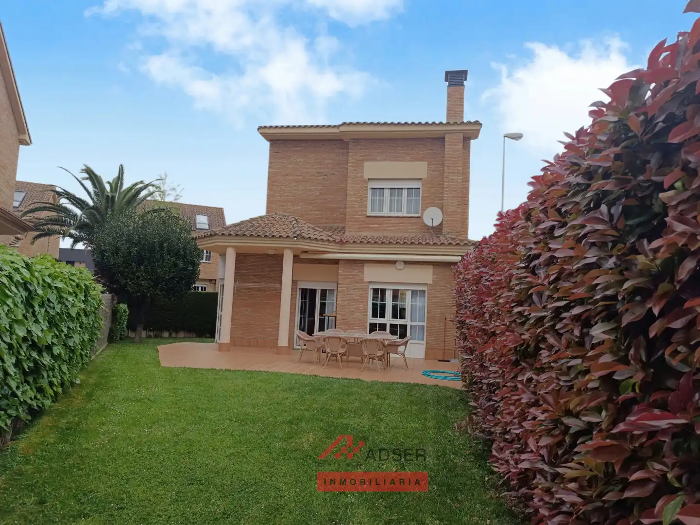 Vista exterior de Casa o xalet en venda en  Logroño amb Aire condicionat, Calefacció i Jardí privat