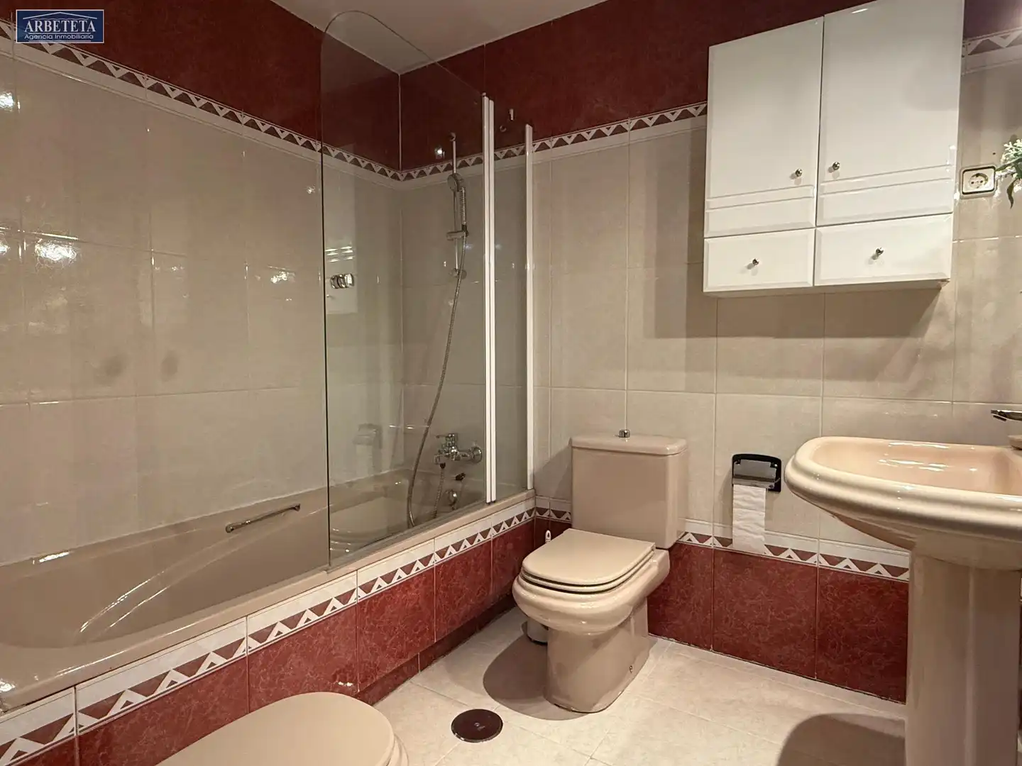 Badezimmer von Einfamilien-Reihenhaus zum Verkauf in Guadalajara mit Heizung, Parkett und Terrasse