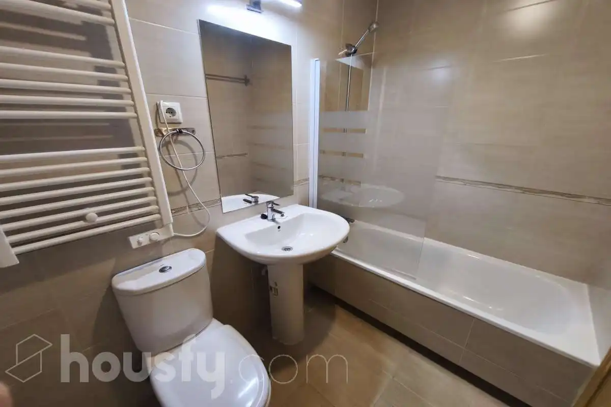 Bathroom of Flat for rent in Madrid  with Heating and Parquet flooring