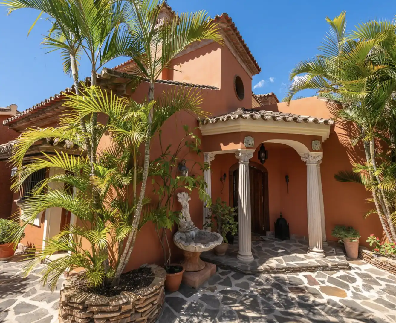 Chalet con terraza en venta en Nueva Andalucía
