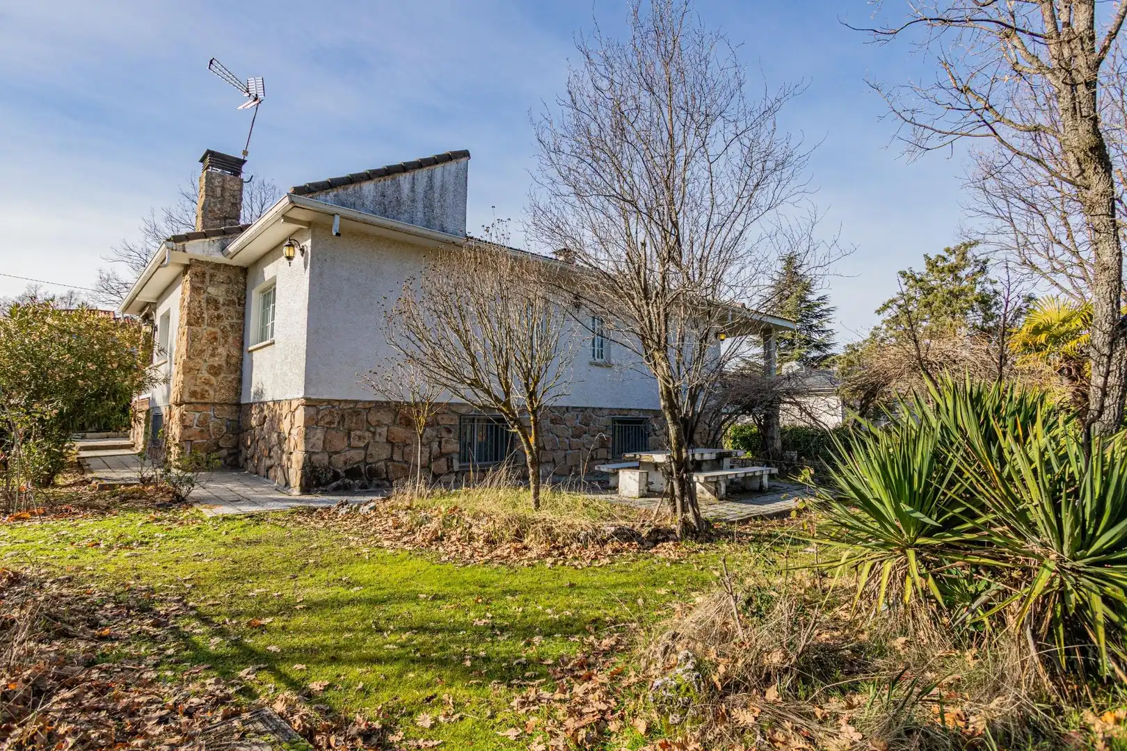 Vista exterior de Casa o xalet en venda en Miraflores de la Sierra amb Calefacció, Jardí privat i Terrassa