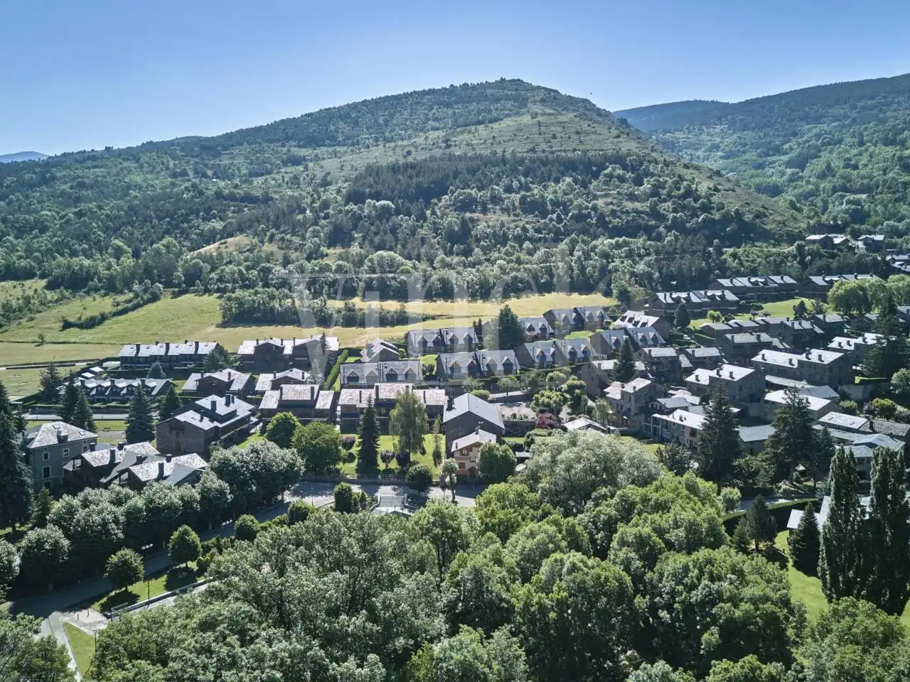 Vista exterior de Casa o xalet en venda en Fontanals de Cerdanya amb Calefacció, Jardí privat i Parquet