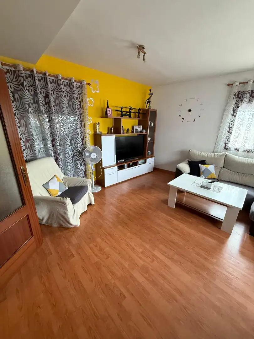 Sala de estar de Casa adosada en venta en Fernán Caballero con Aire acondicionado, Calefacción y Jardín privado