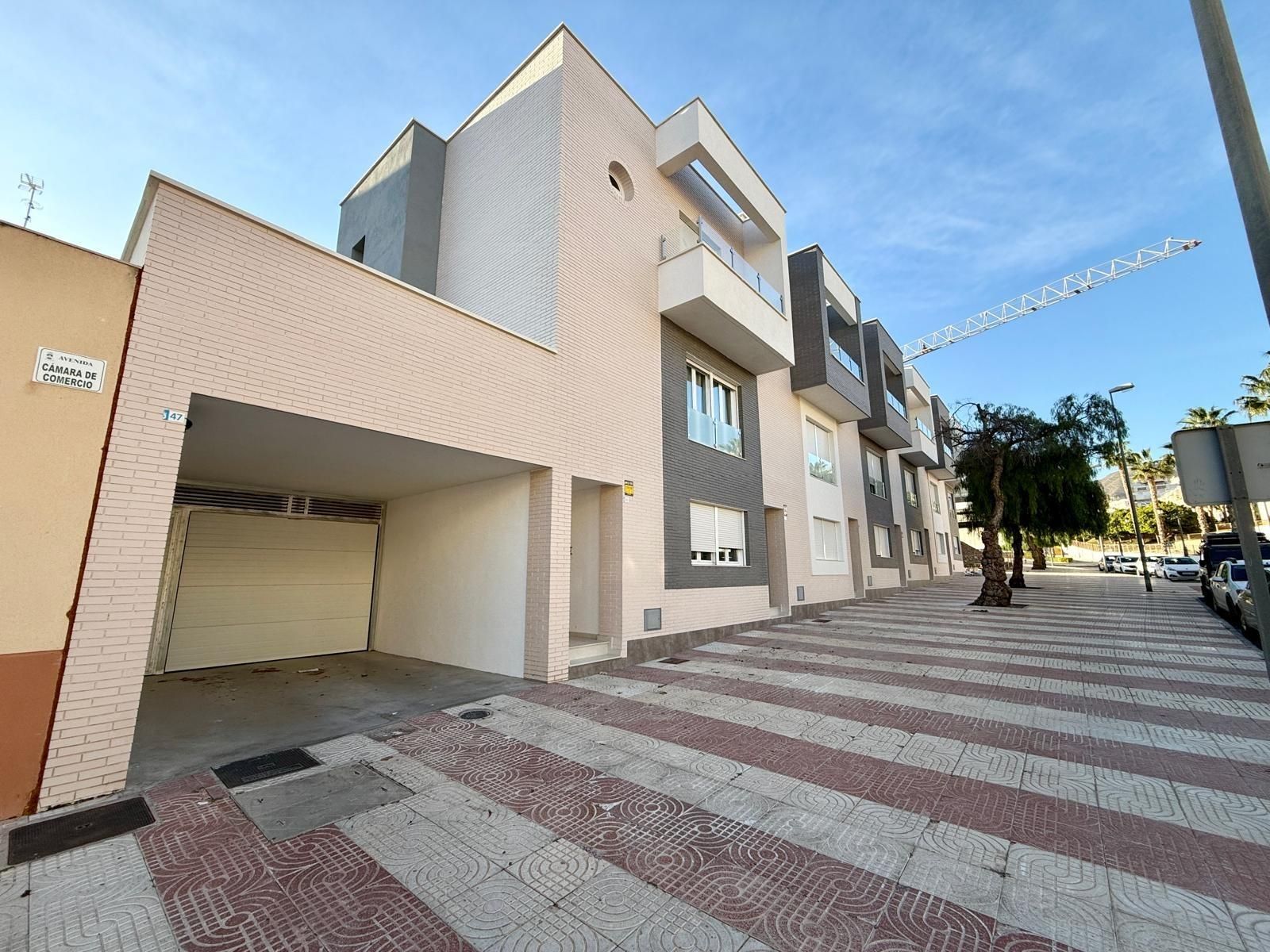 Vista exterior de Casa adosada en venda en Roquetas de Mar amb Piscina comunitària