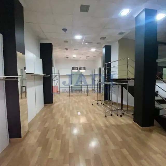 Local comercial en venta en Valdepeñas