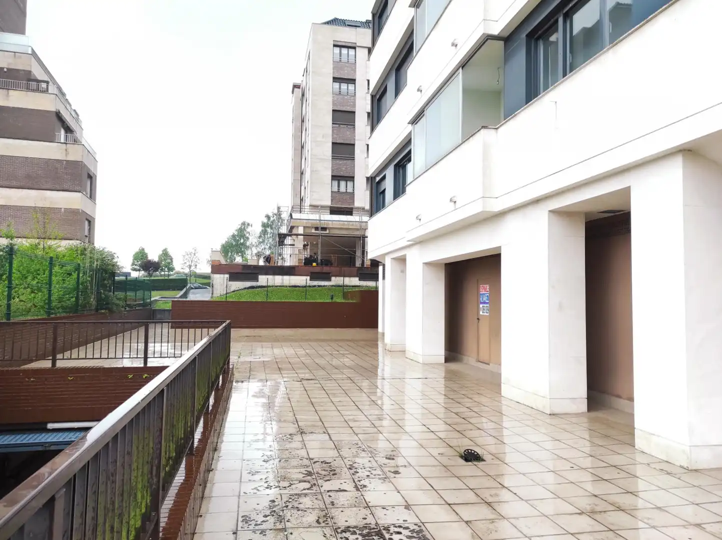 Vista exterior de Local en venta en Oviedo 