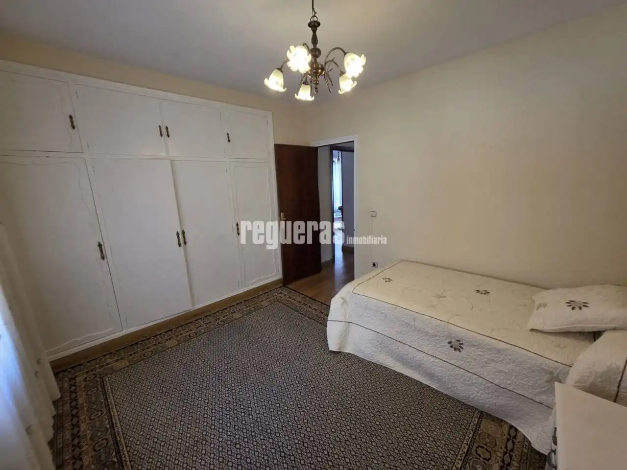 Schlafzimmer von Wohnungen zur Miete in Avilés mit Heizung, Terrasse und Möbliert
