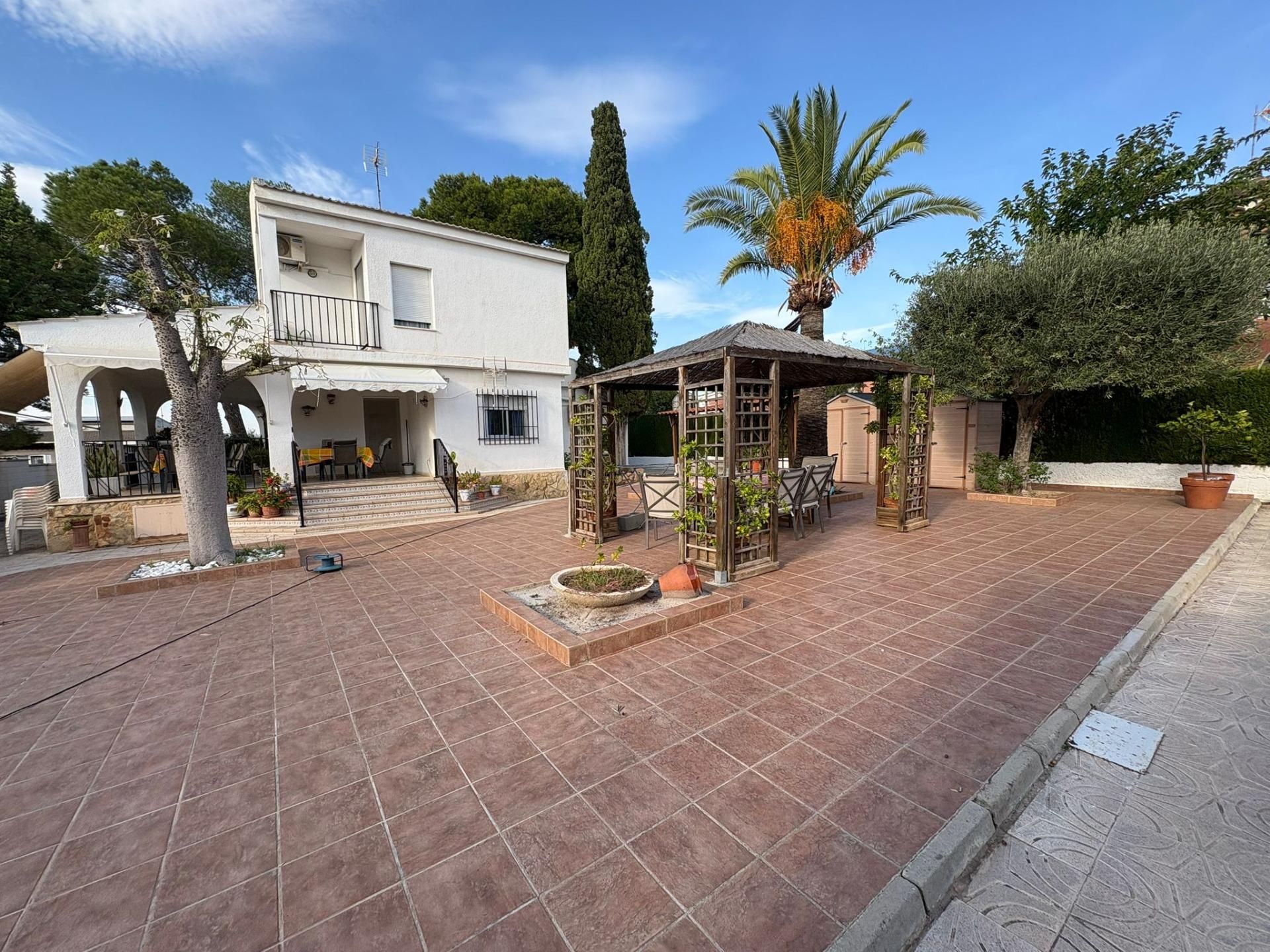 Exterior view of House or chalet for sale in La Pobla de Vallbona  with Air Conditioner, Private garden and Terrace