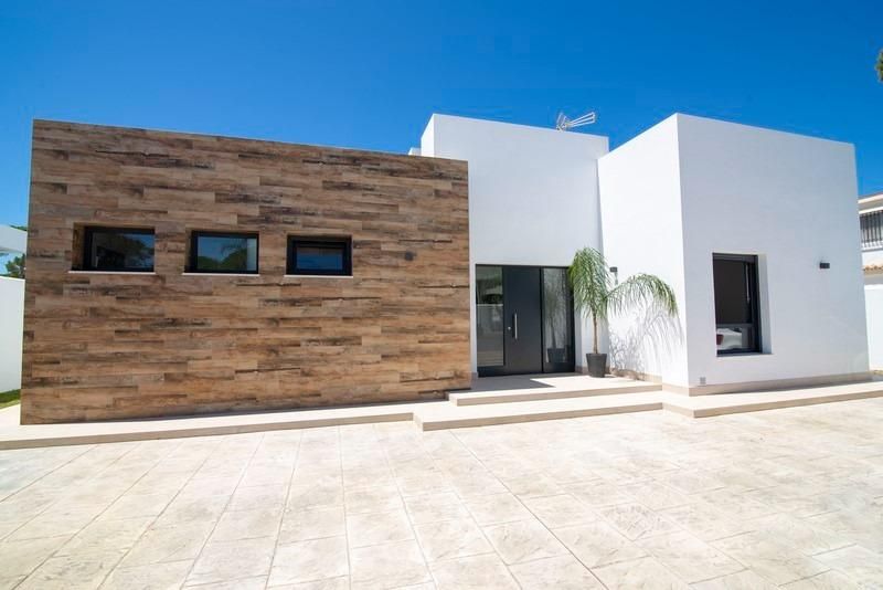 Exterior view of House or chalet for sale in Chiclana de la Frontera  with Air Conditioner, Heating and Private garden