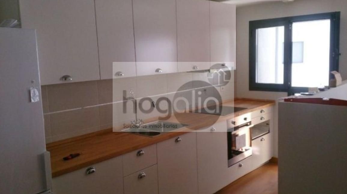 Cuina de Apartament de lloguer en  Sevilla Capital amb Aire condicionat i Moblat