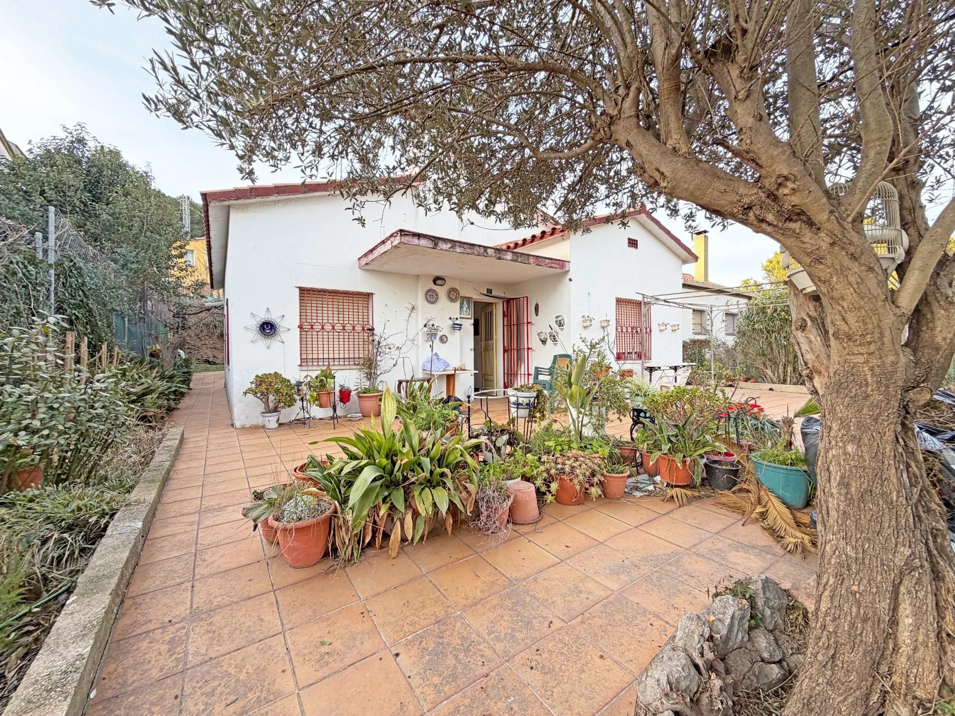 Vista exterior de Casa o xalet en venda en Olesa de Montserrat amb Jardí privat i Terrassa