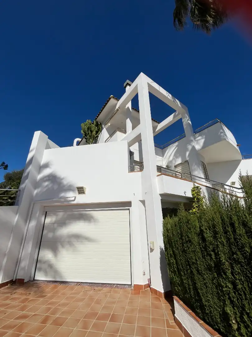 Vista exterior de Casa o xalet en venda en Orihuela amb Jardí privat, Terrassa i Piscina