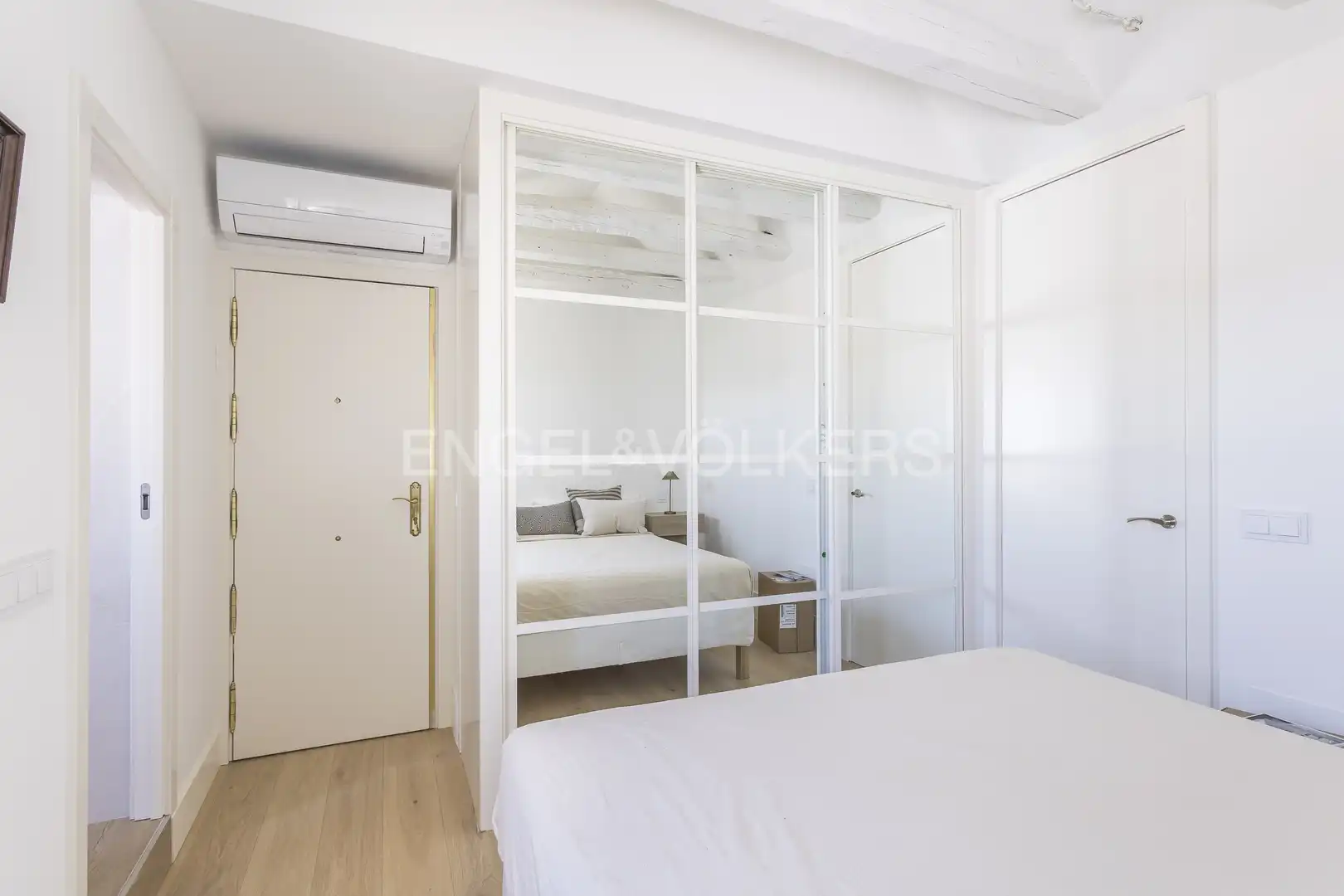 Schlafzimmer von Dachboden zur Miete in Madrid mit Klimaanlage, Heizung und Terrasse