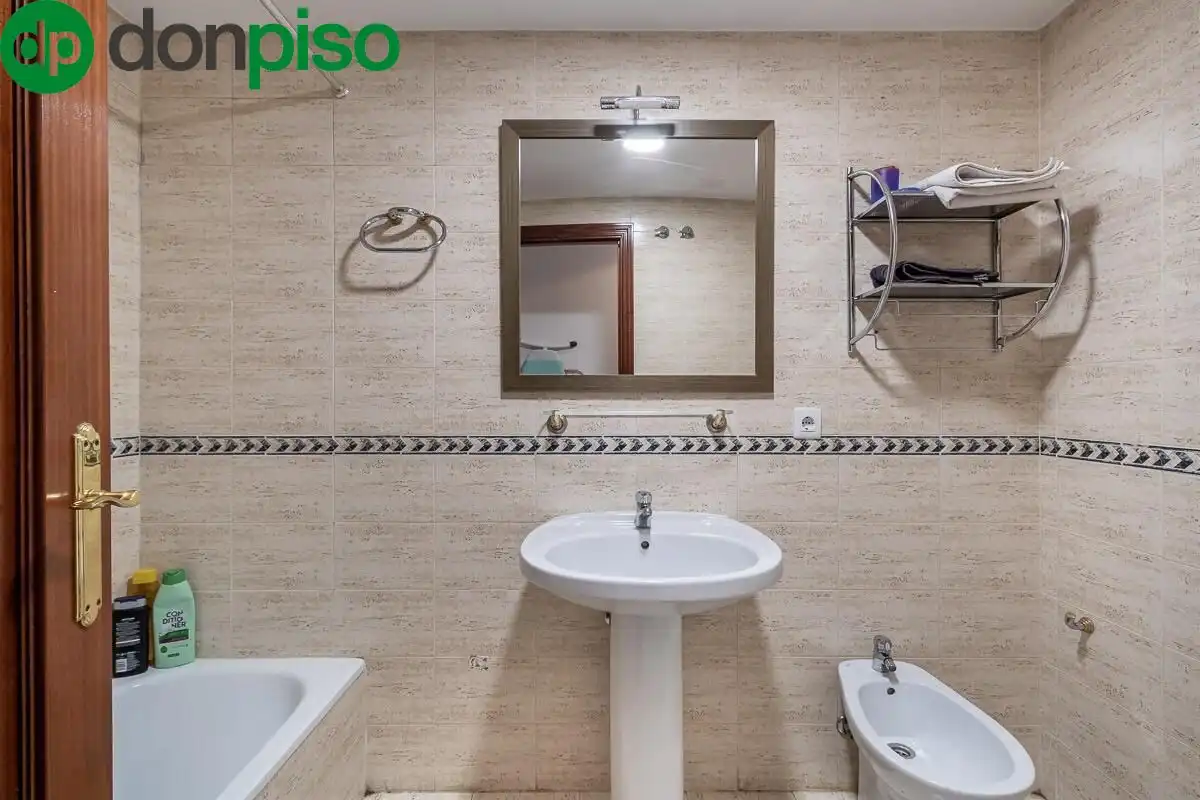 Bathroom of Flat for sale in Granada  with Heating and Storage room