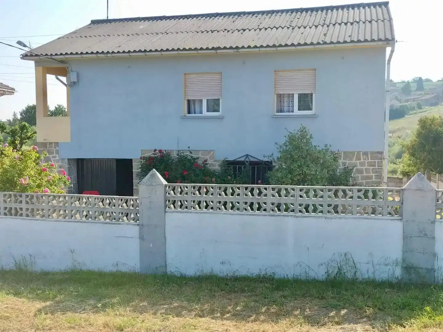 Außenansicht von Wohnung zum Verkauf in Valdeolea mit Privatgarten und Schwimmbad
